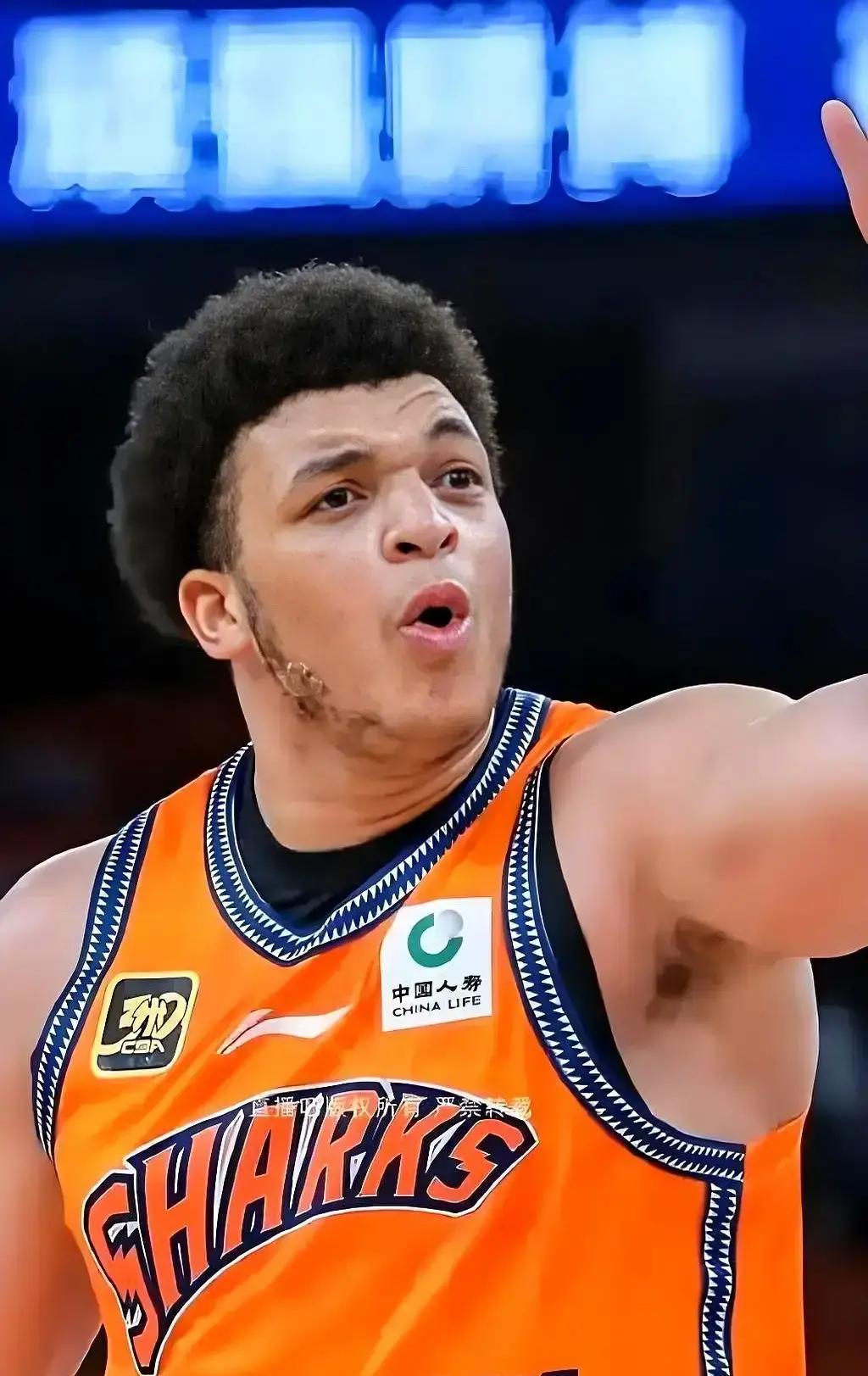 盯着CBA这份新赛季名单，我手里那杯茶半天没顾上喝。
 
法尔，2米32，135