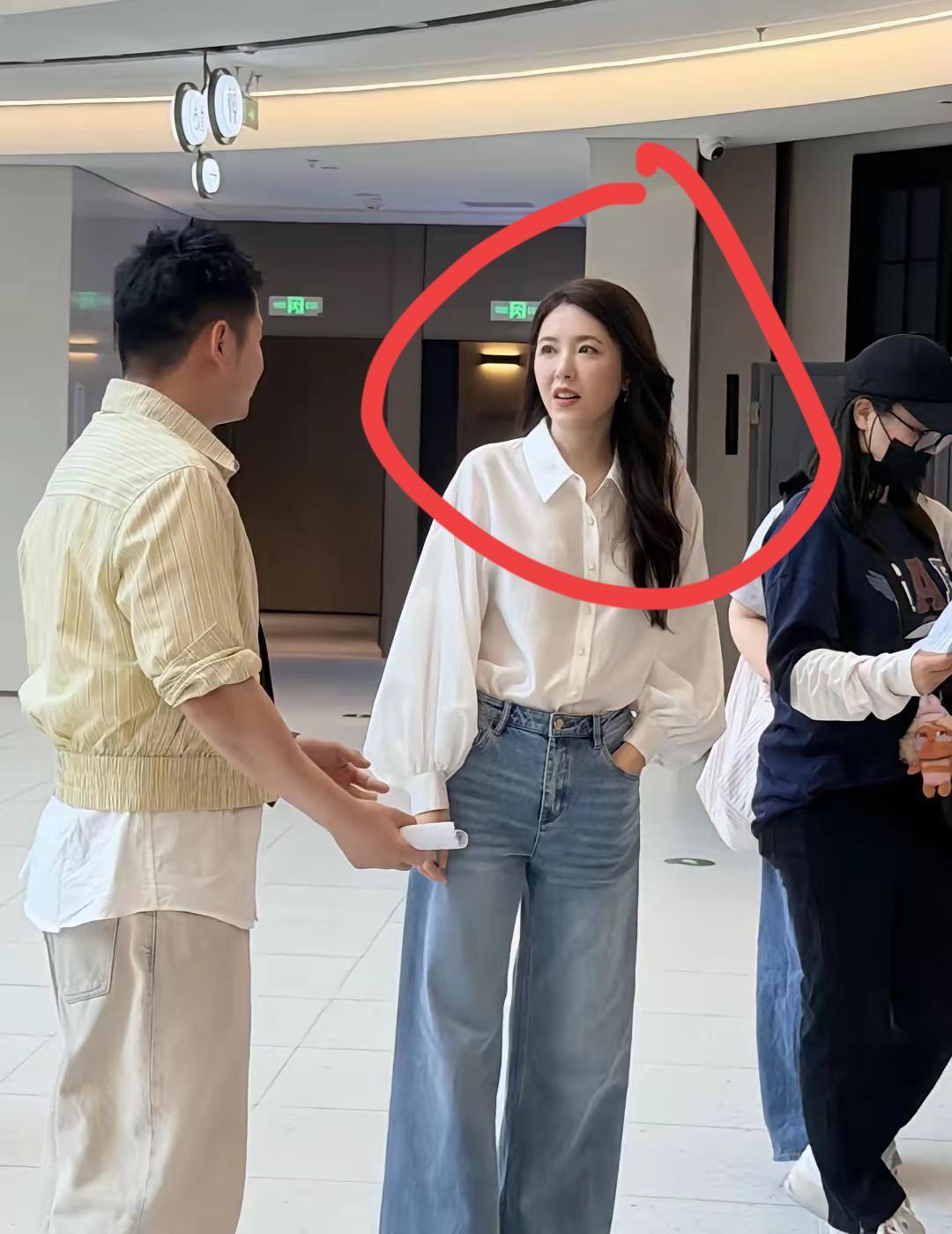 曾黎1976年的，状态还是这么好，真看不出来她有50岁了