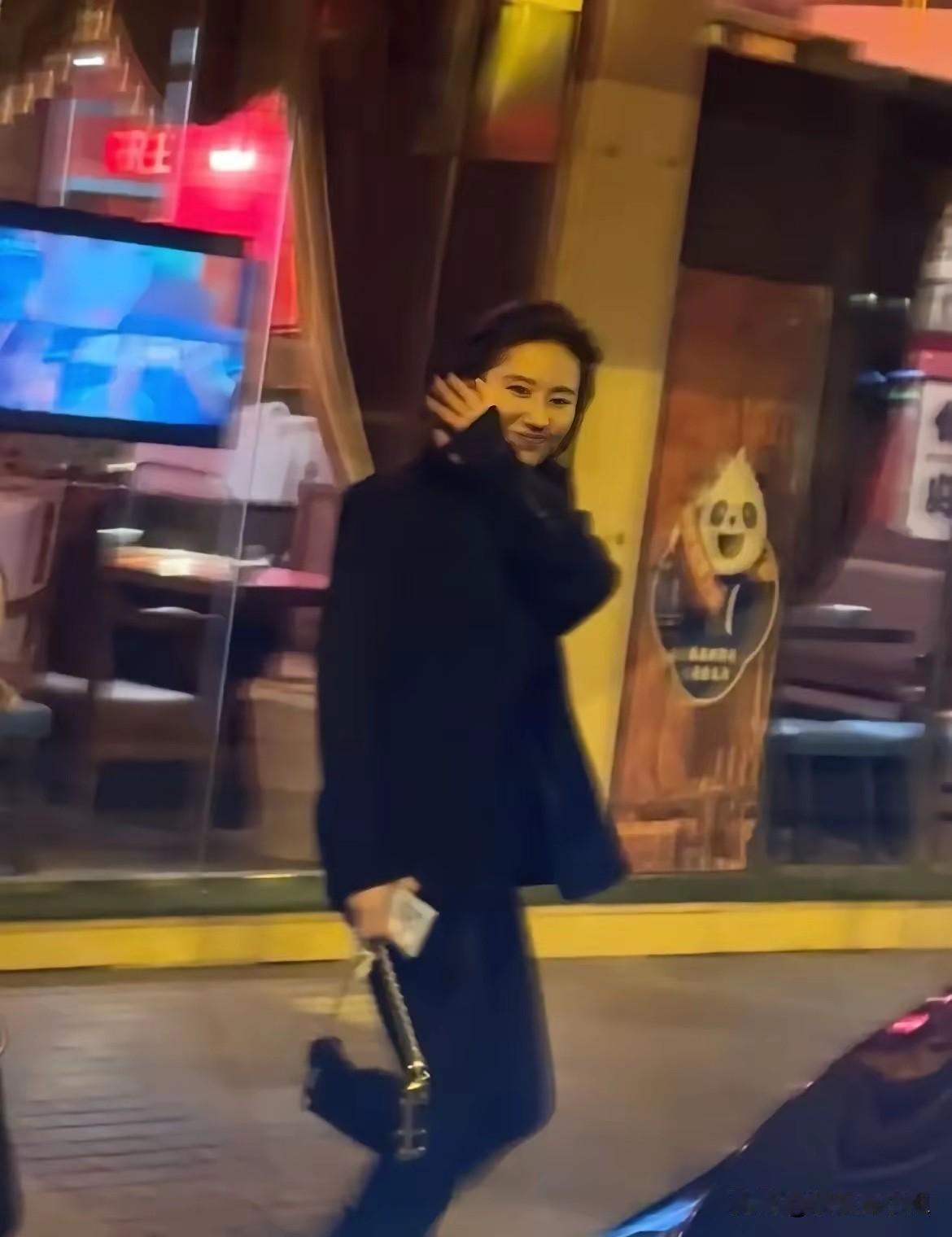 没有过亿身家，都不敢有娶她的想法啊！
真人确实美若天仙！