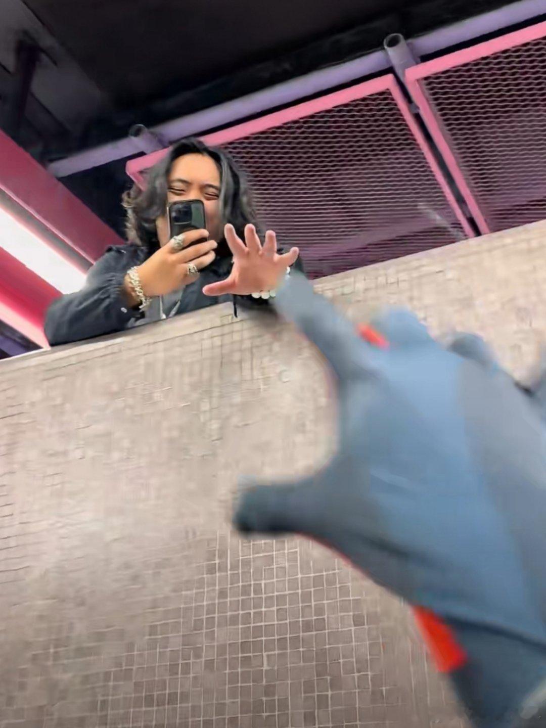 费曼杨阳洋互拍被全世界看着长大的两个小孩还在相互惦记，这感觉真神奇从小玩到大的友