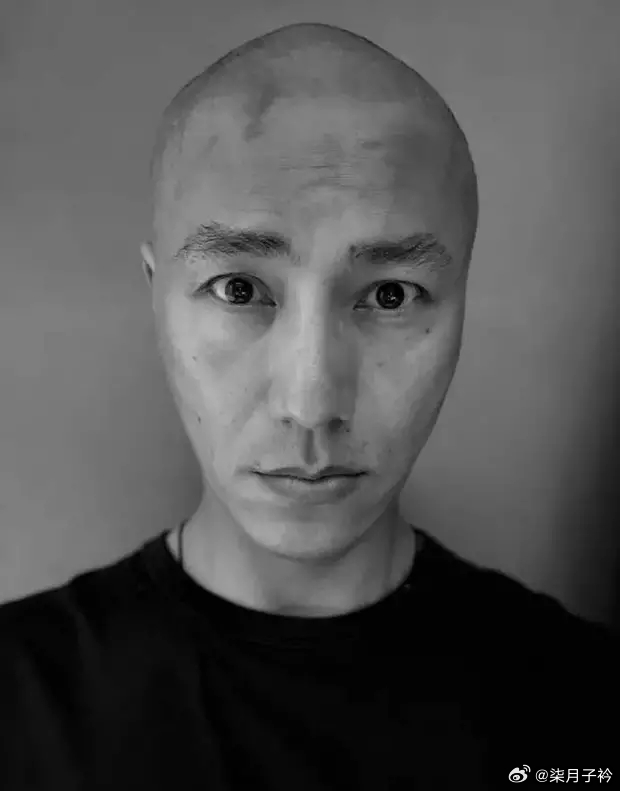 陈坤晒光头照苦恼头不够圆， 黑白大片勾勒英俊五官 ​​​