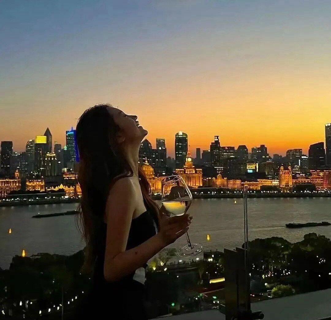 我那么要面子的一个人，曾经居然能低三下四的求你别离开我。我那么骄傲的一个人，那时