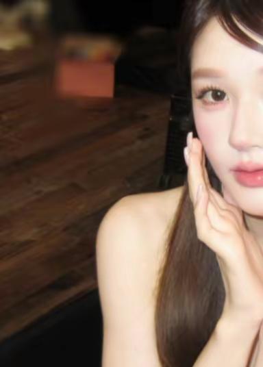 不是。。咋这么美。。。脸怎么可以这么小。。眼睛怎么可以这么迷人。。嘴唇怎么可以这