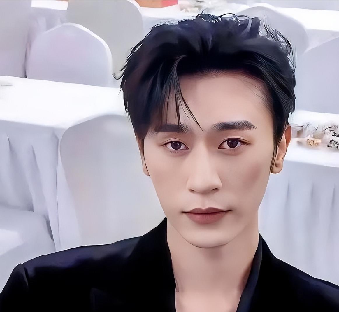 刷到个短剧，女主被下药，男主强行“壁咚”，弹幕一片“好甜”。
我差点把手机扔了。