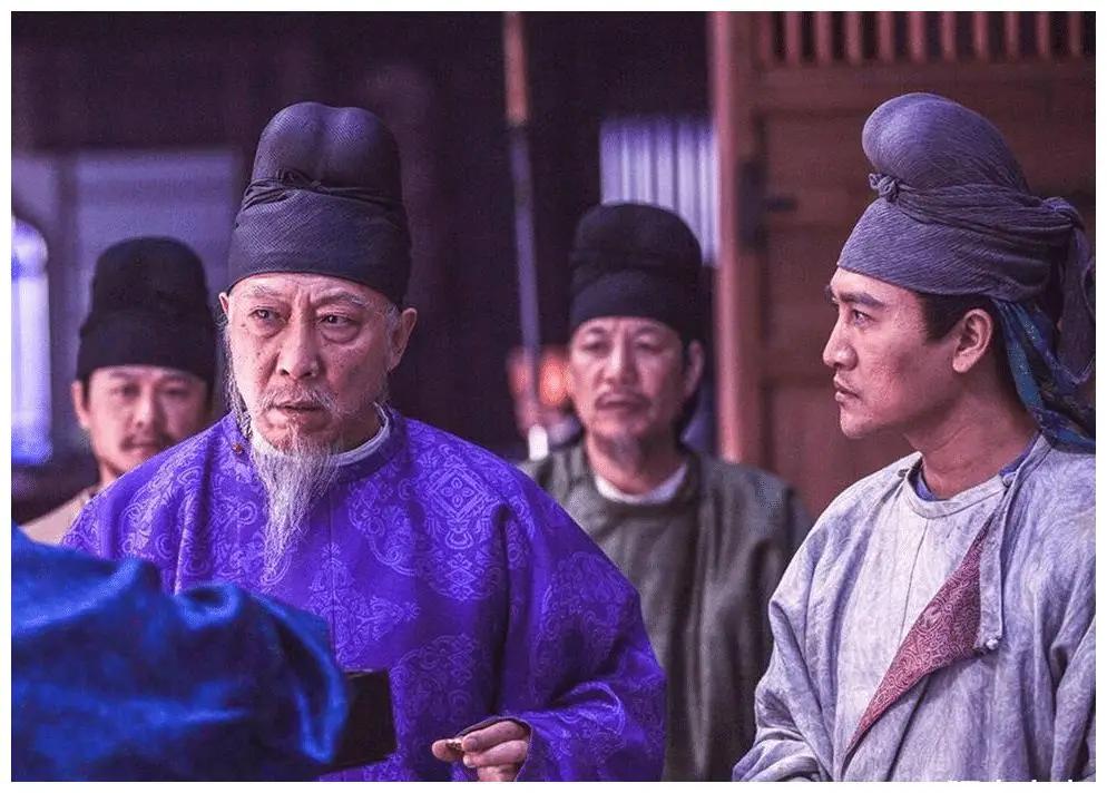 唐朝末年，宰相王铎携带家眷三百多人告老还乡，途中被土匪劫杀无一生还。而幕后的黑手