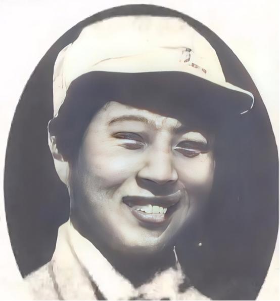 1941年，23岁的辛锐躺在担架旁，抬她的4位同志都已牺牲，敌人冲了上来，可是，