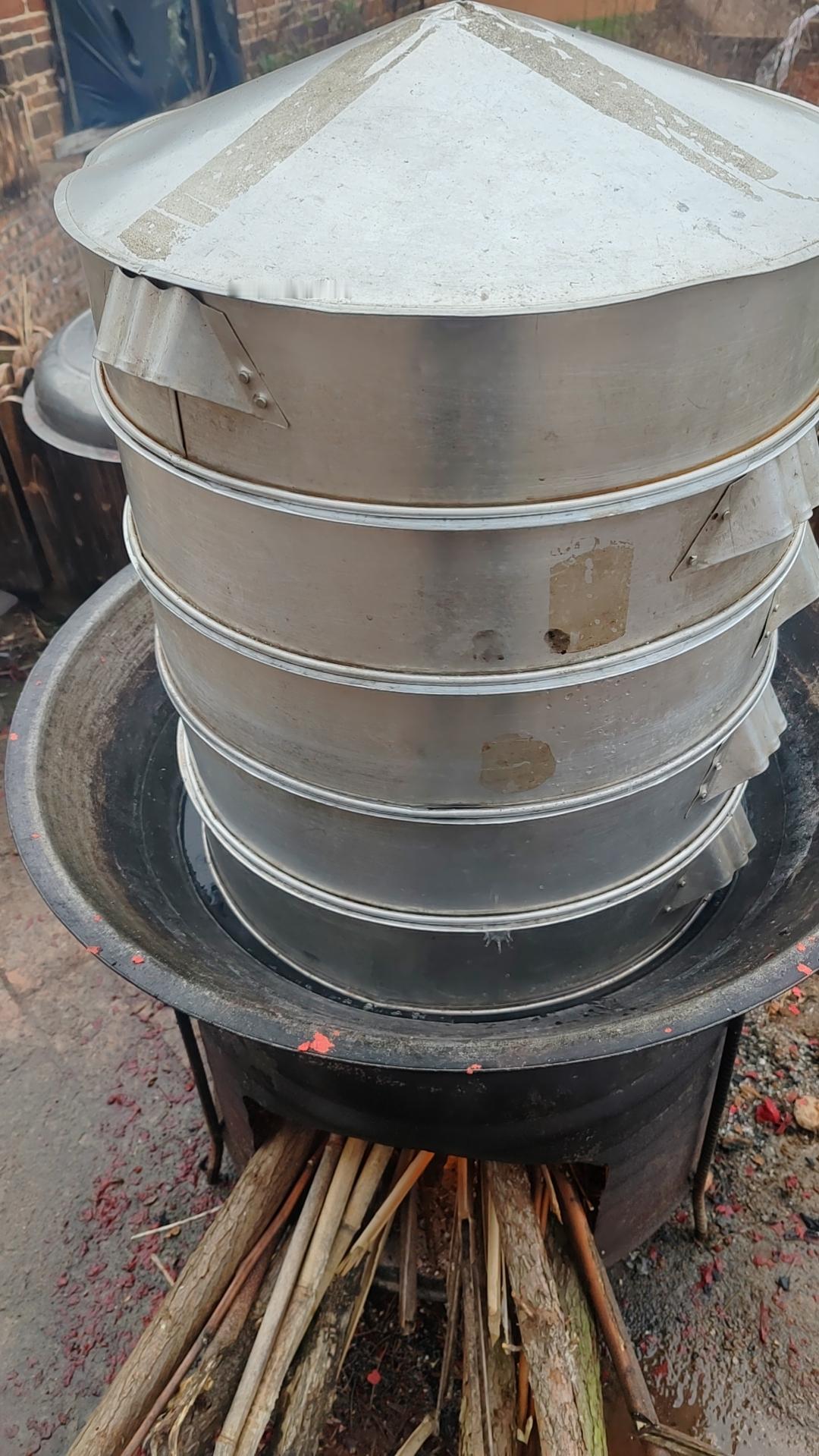 柴火蒸笼。

大家猜猜有几个菜？