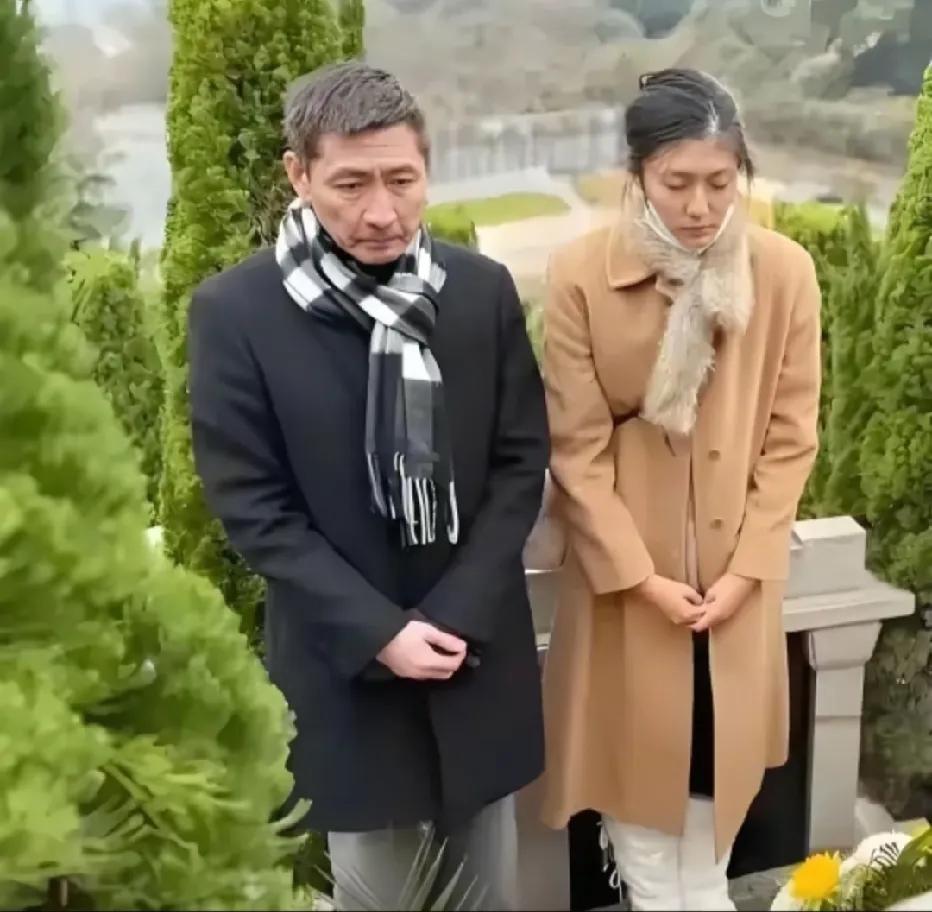 当年，演员张子健带着从国外求学回来的女儿到前妻李婷墓碑前祭奠时的一幕。张子健是荧