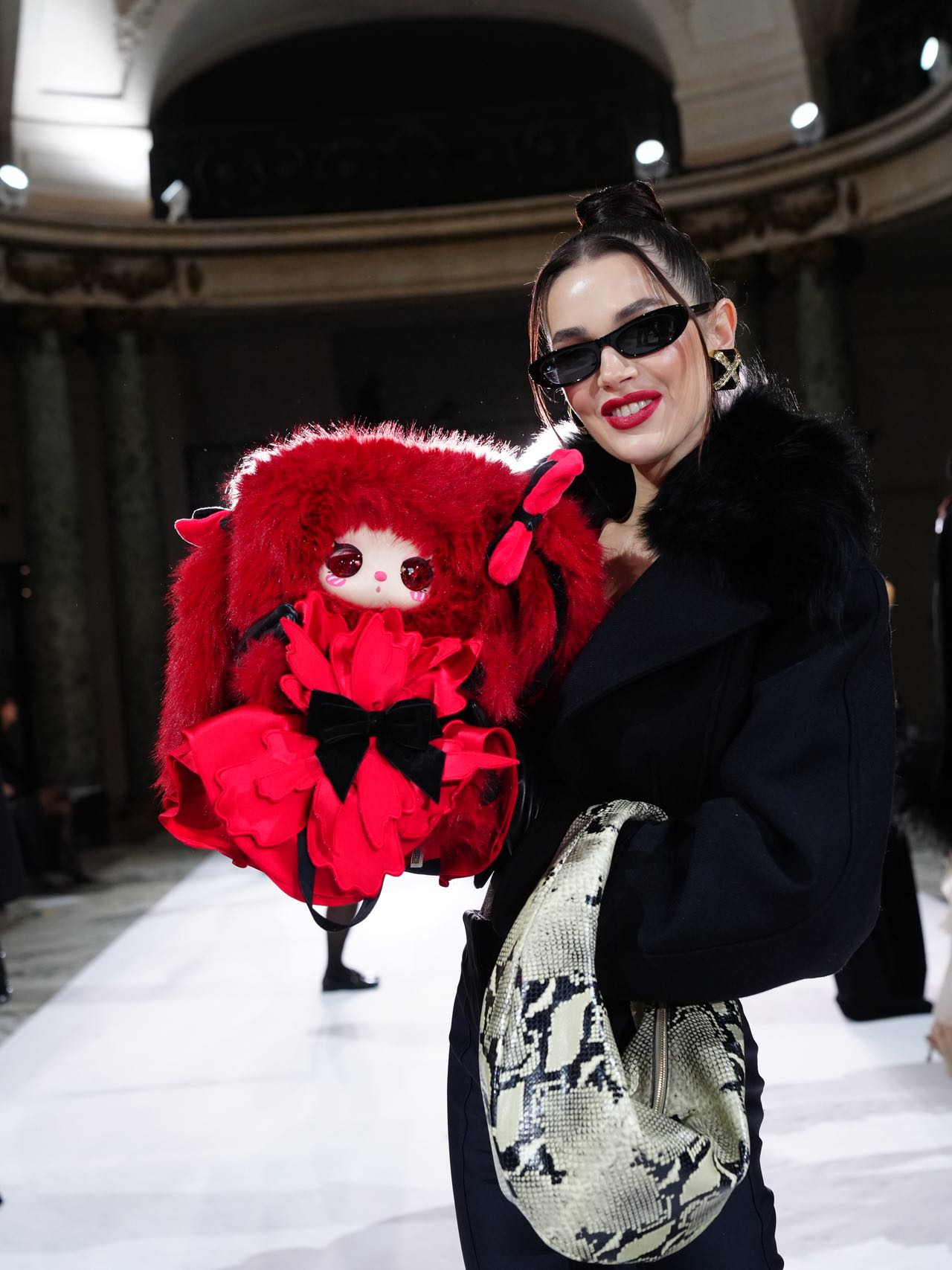 本季巴黎高定周 Yanina 新季大秀上的特别嘉宾 ，中国原创潮玩品牌莉菈 Li