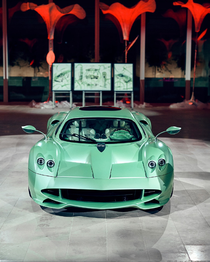 它在Horacio Pagani的笔下悄然成形，那份源自铅笔尖的浪漫灵感，仿佛化