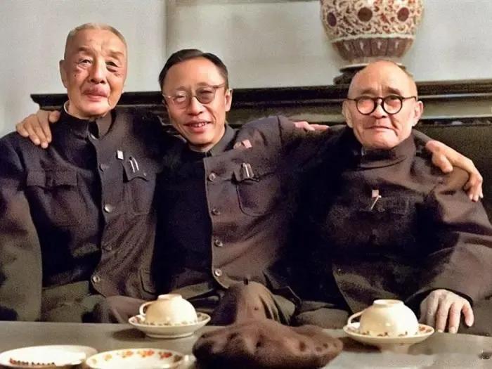真是没有想到，这三个人能够坐在一起，并且留下了这张珍贵的合影，真可谓相逢一笑泯恩