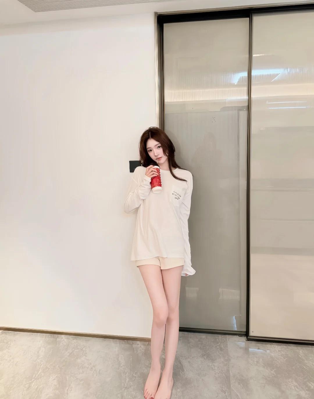 白冷色兼职模特少女，小腿线条利落而有韧性，似冷玉裁出的流畅弧面，肌肉轮廓隐于通透