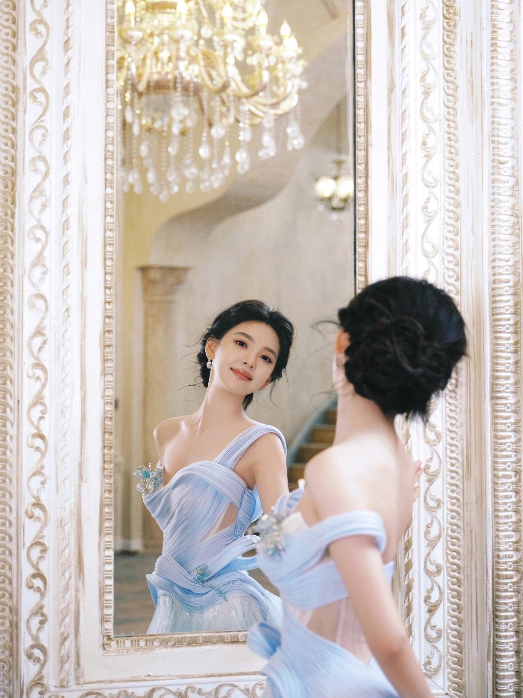 章若楠以一袭冰蓝礼裙，演绎了一场跨越时光的优雅盛宴。这组大片没有浮夸的布景，却在