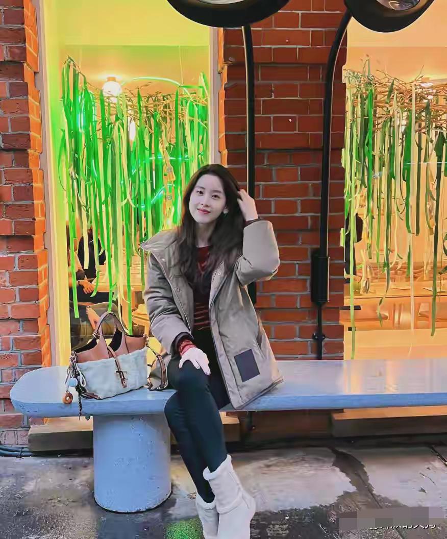 都已经33岁的章泽天，还是这么有气质