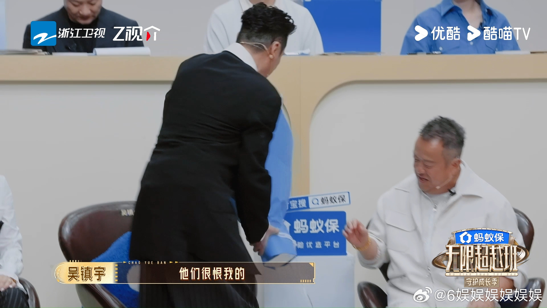 吴镇宇被学员报复无限超越班 无限超越班出现趣味名场面，学员大胆整蛊吴镇宇，将其直