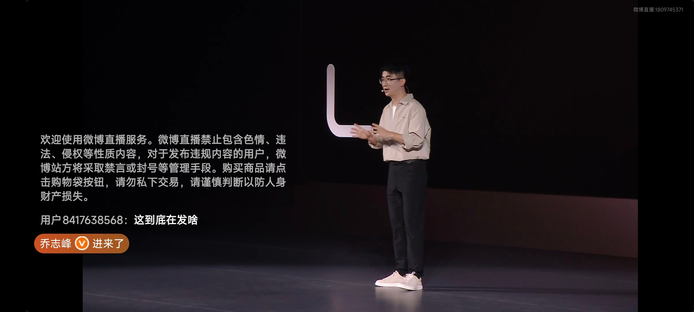 人类对折叠屏的开发不足1% 蓝洞配色采用分层AG磨砂工艺，光影随角度产生渐变层次