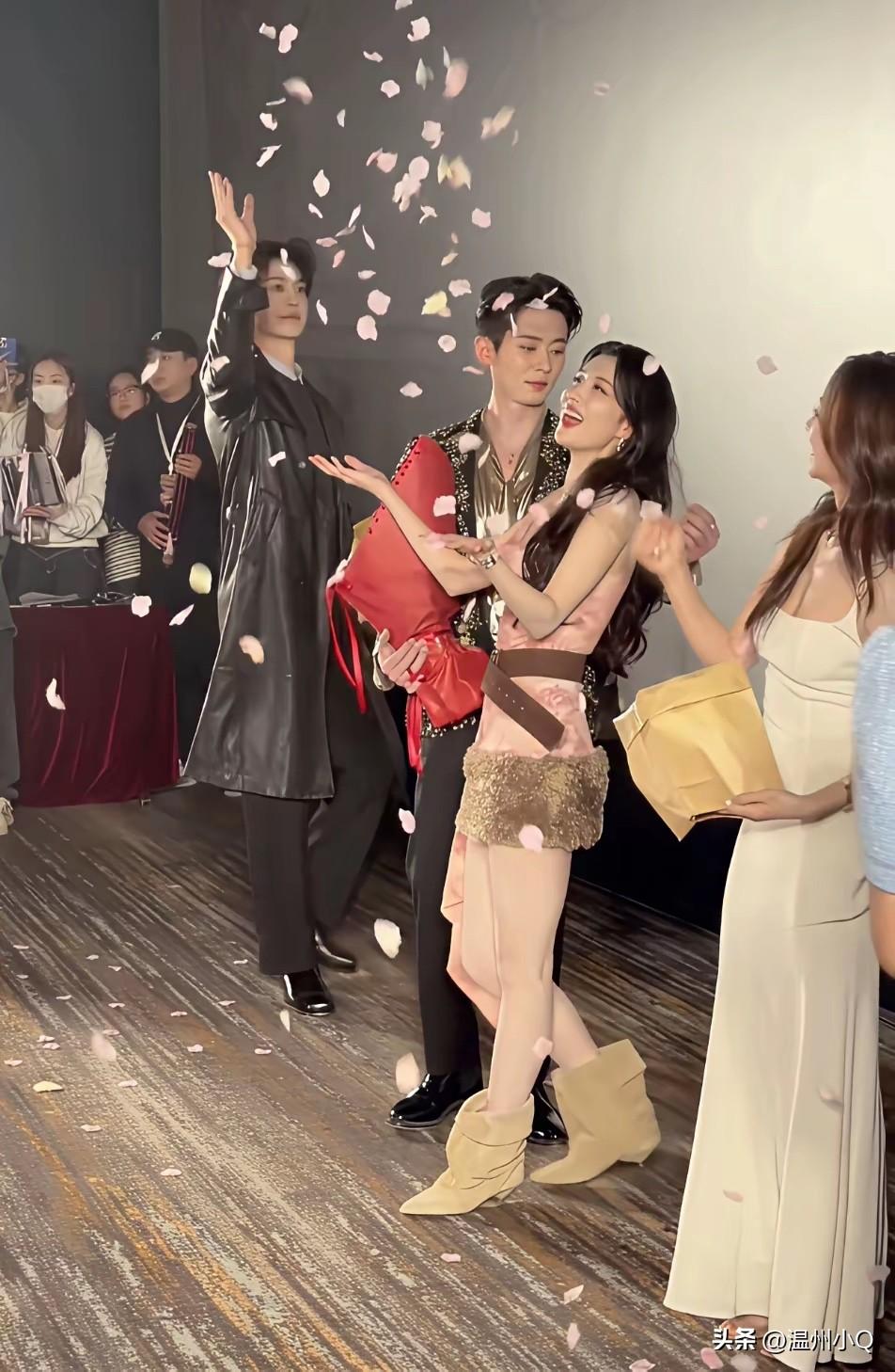 谁懂啊，撒花一瞬间，接住花瓣的王楚然美出框。美而自知，自信大方，明媚的像春日的阳