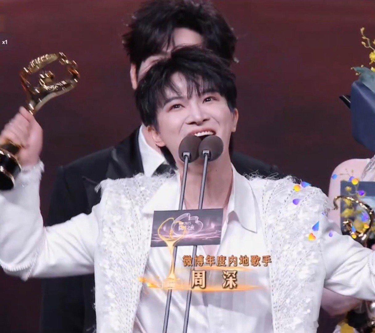 生活手记奖杯上是年度音乐人，字幕年度歌手， 致辞影响力歌手。这三个奖都是他的就对