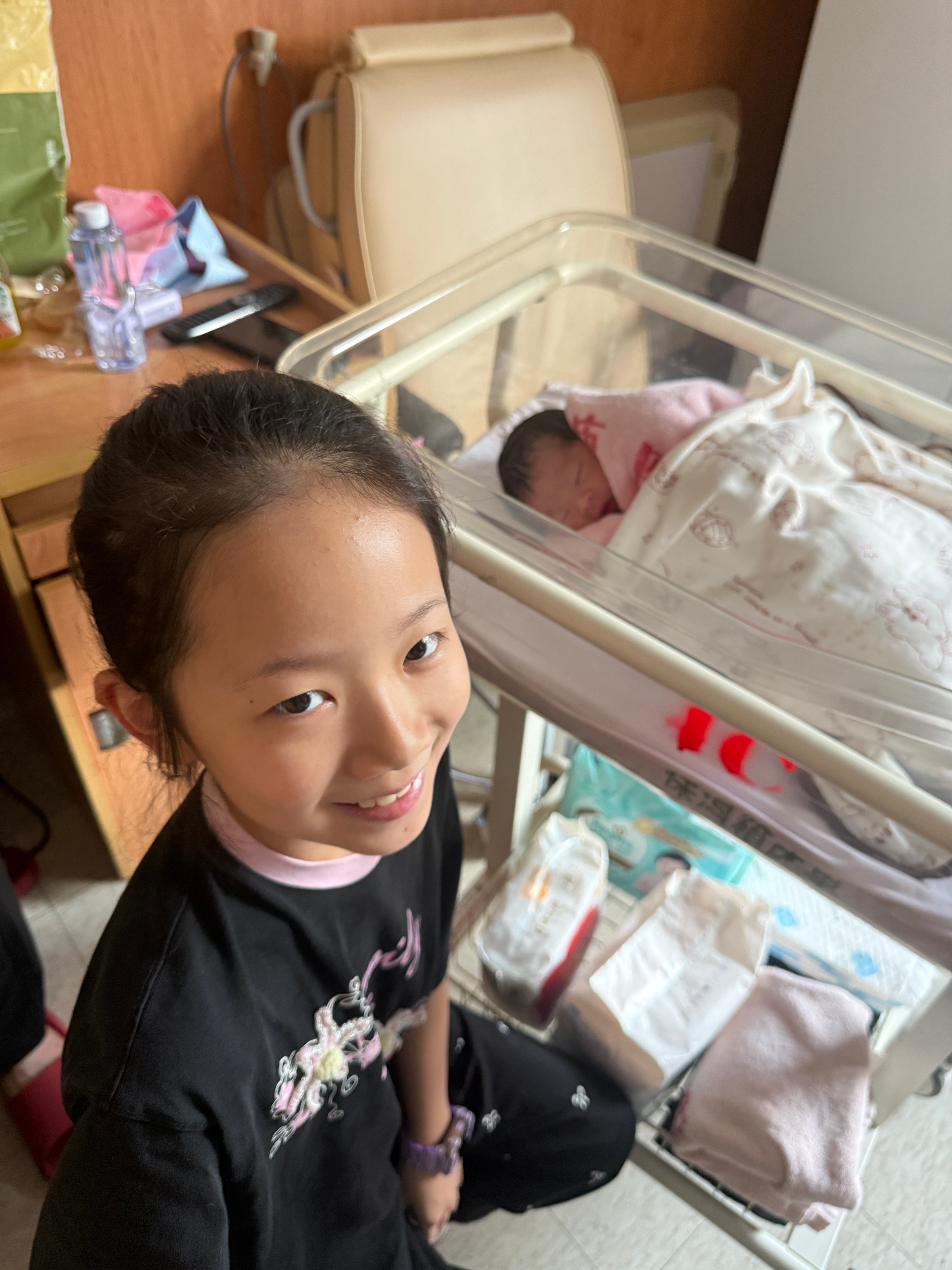 姐姐也第一时间来看妹妹了，以后家里就有三个大美女陪我了