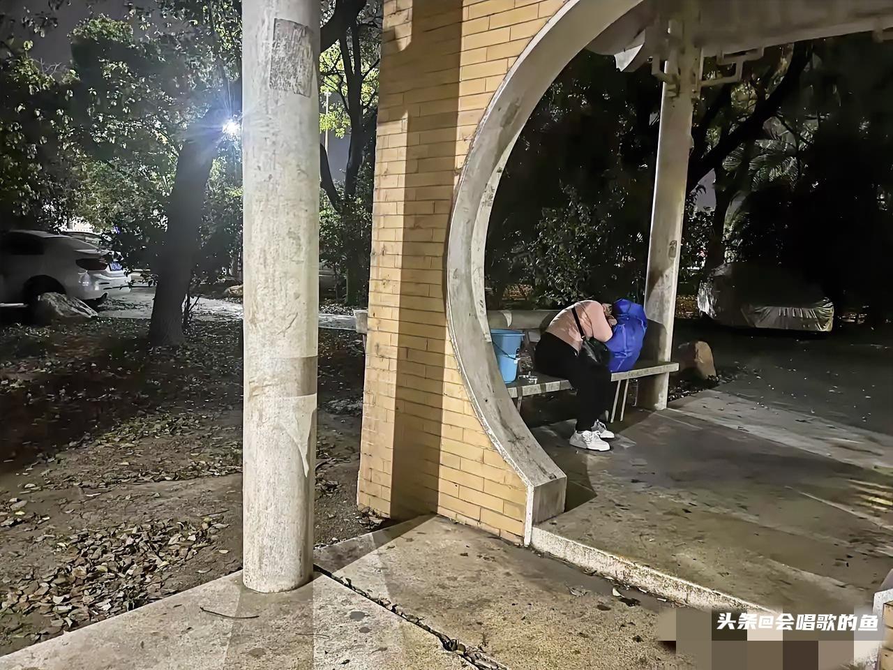 今年真的很难，今晚在公园碰到了一位大姐，带着行李，在小公园这里休息。大姐说自己还