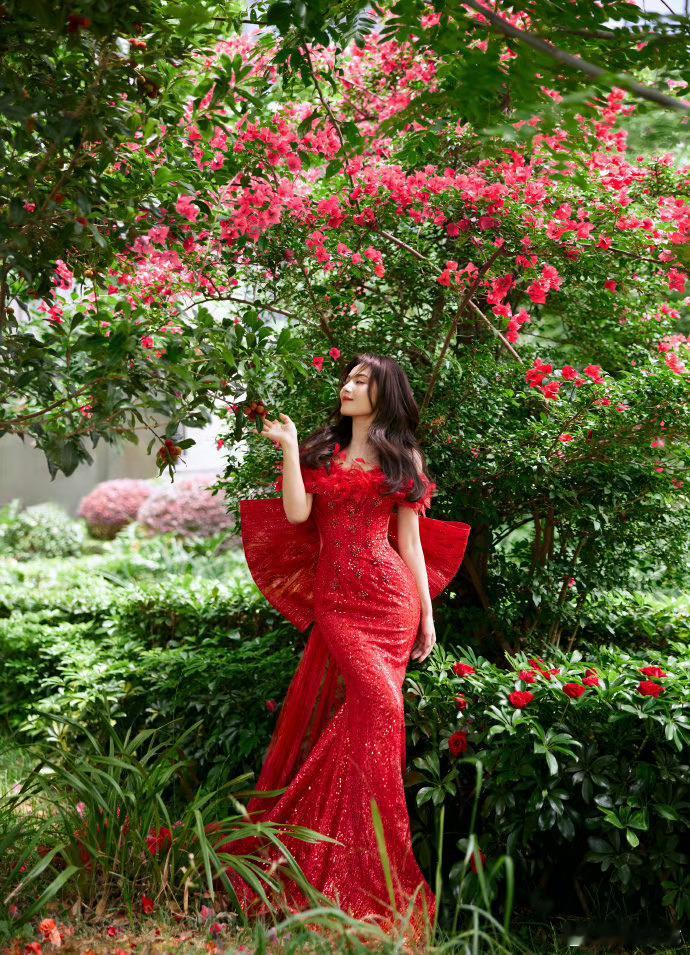 #刘涛红宝石羽毛裙##刘涛掉进莫奈花园里# 刘涛的这件红宝石羽毛裙，设计精美，细