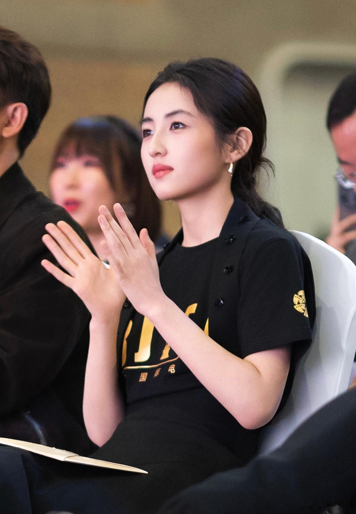 北电毕业答辩名场面刷屏：张子枫素颜坐前排当评委打分，严浩翔、何洛洛等学弟学妹后排