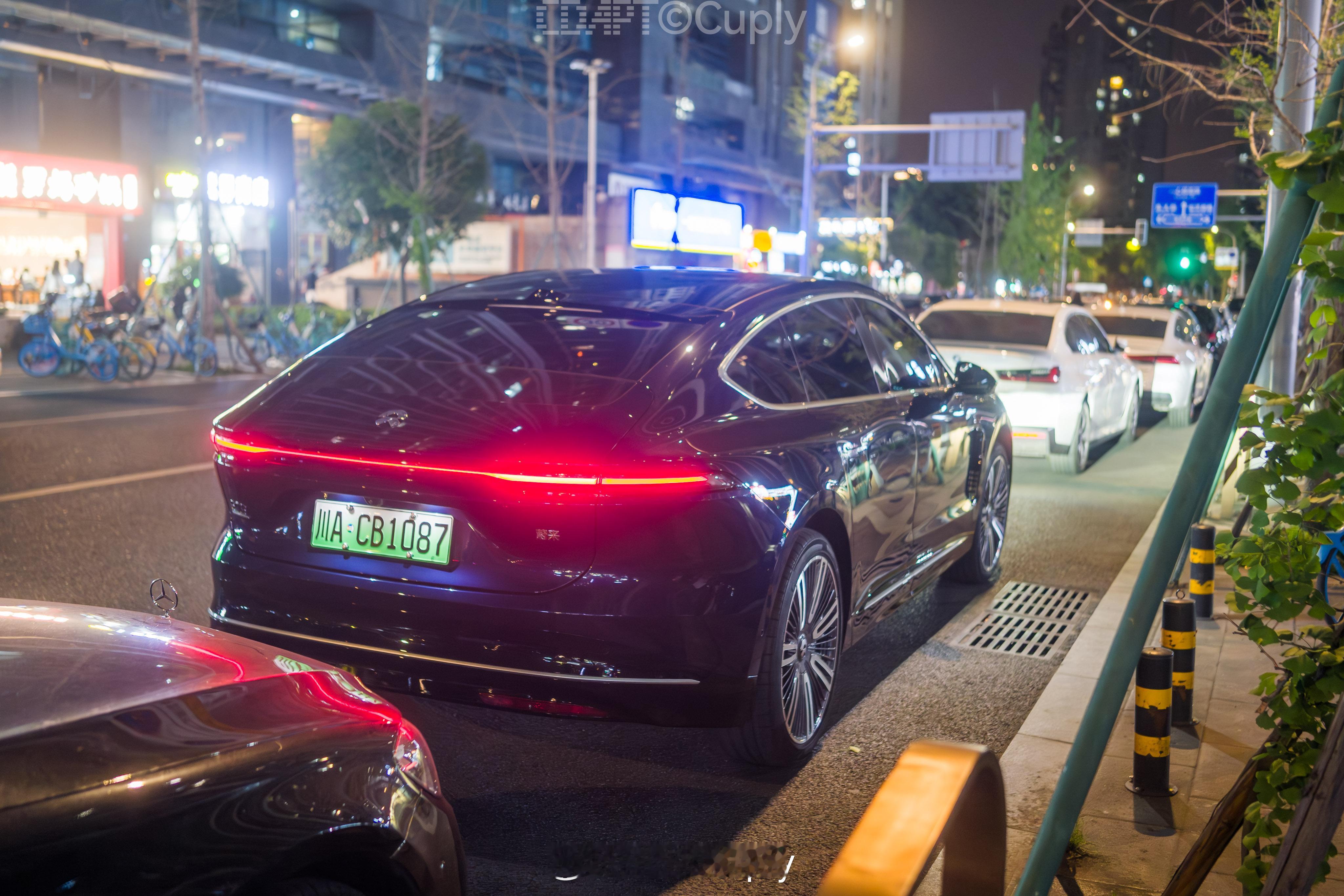 车车，好大的车车 ​​。能见到在街上跑的蔚来et9了，真的好大。。蔚来 ​​​