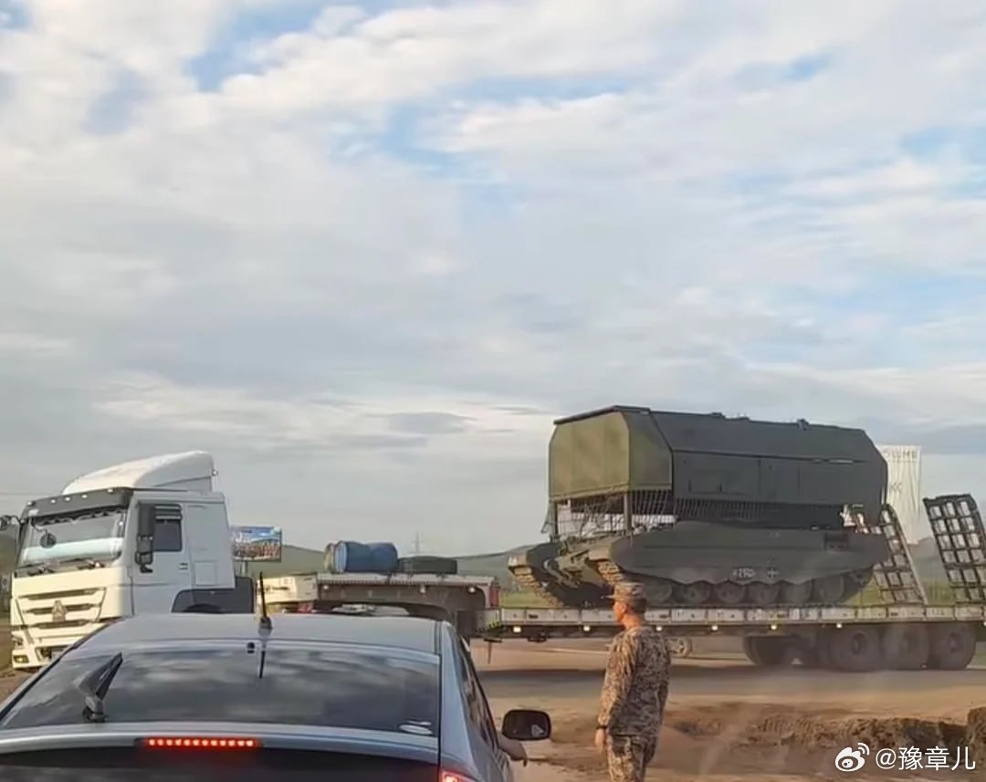 在蒙古🇲🇳境内发现了一列运载俄制T-80BVМ坦克和加装防无人机套件的BMP