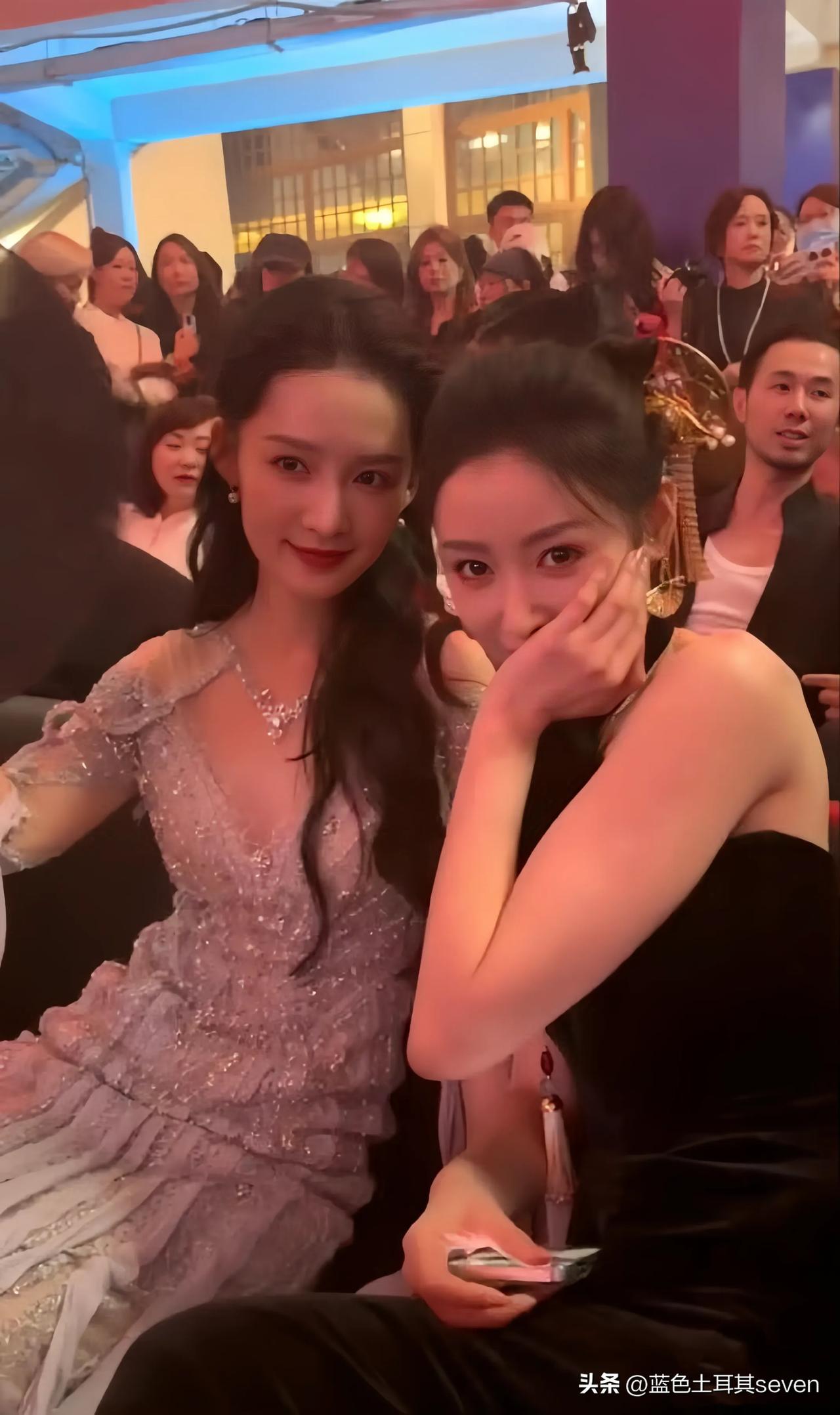 张天爱、李沁红唇轻启笑，华服美如画