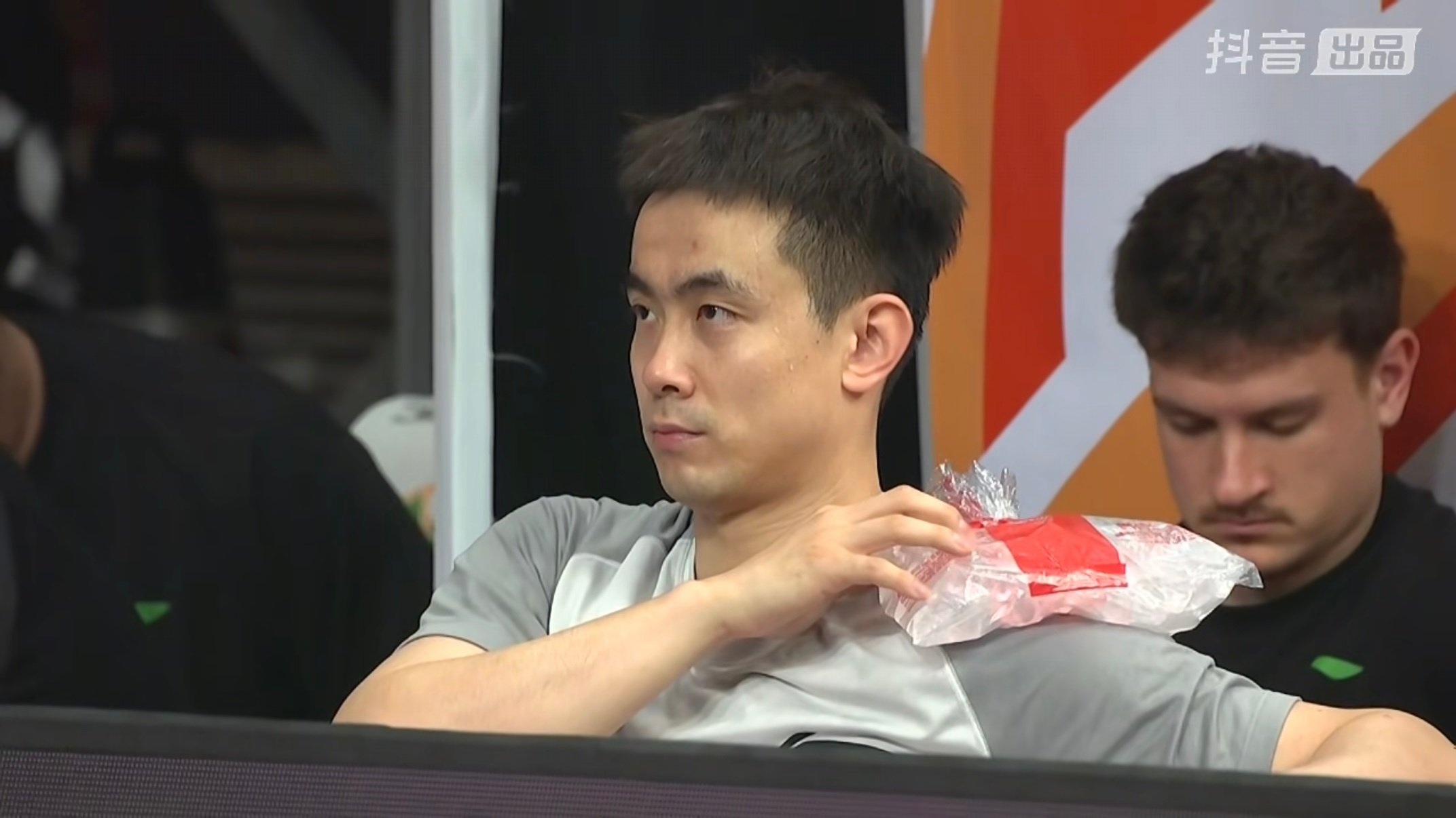 又是一套新的首发阵容，赵继伟重回首发，哈维也进入首发了，与鄢手骐组成三后卫。赛前