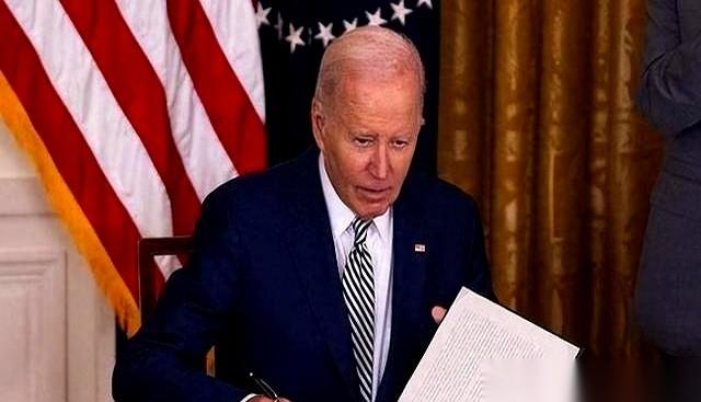 刚看到个事儿，下巴差点没掉下来。
说老美那边，总统签的文件，可能都不是他本人签的