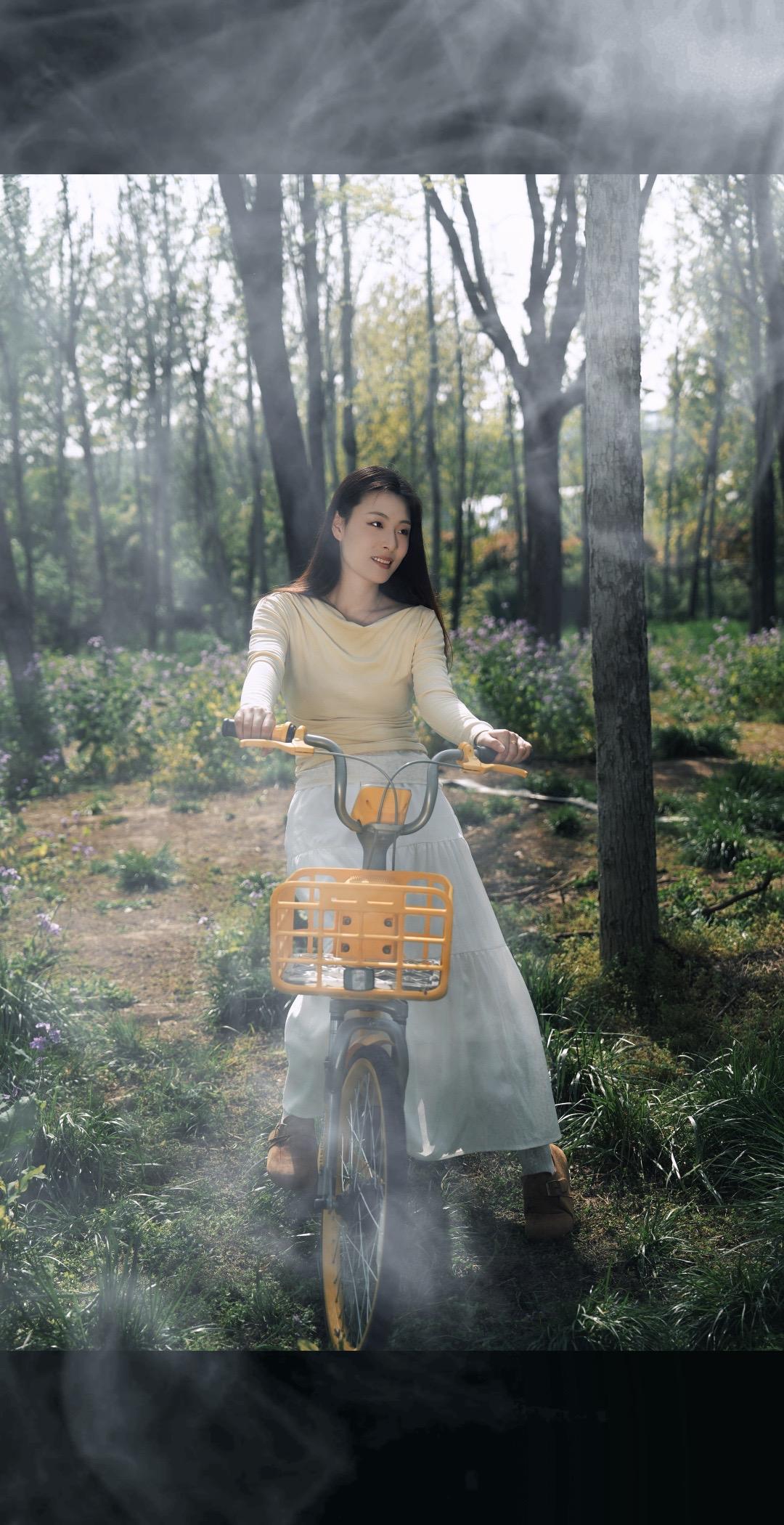 2026年4月的午后，阳光穿透林间缝隙，在地面铺就斑驳的光影。模特李彤倚在黄色单