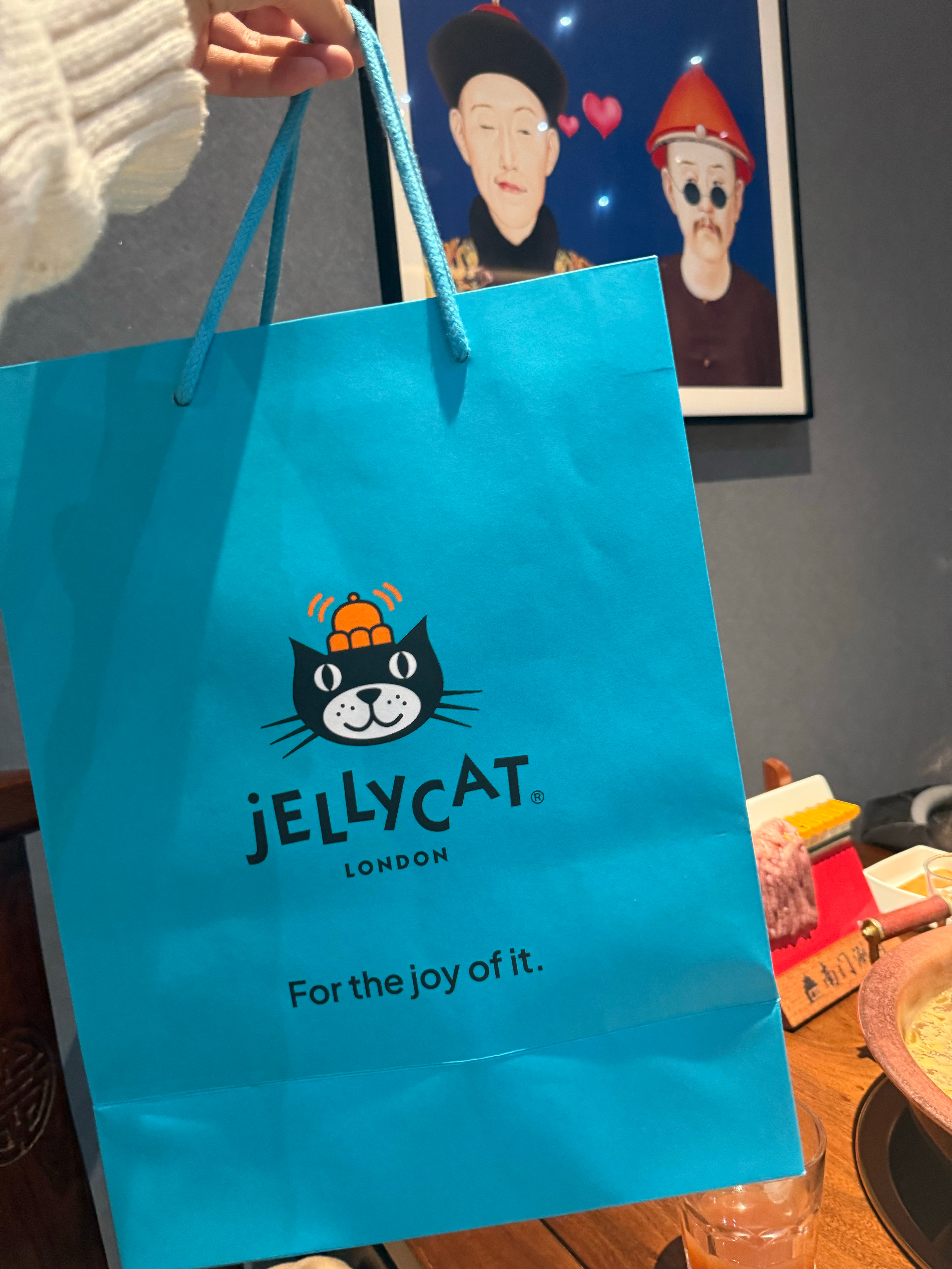 和一起吃饭吃到一半，她突然说：看外面我以为外面有圣诞节表演啥的然后一回头，看到了