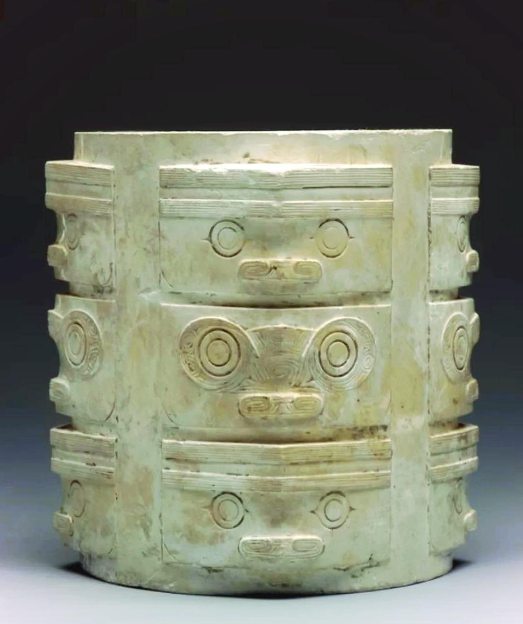 玉琮是古代重要礼器，内圆外方的形制承载“天圆地方”宇宙观，是沟通天地的法器，象征