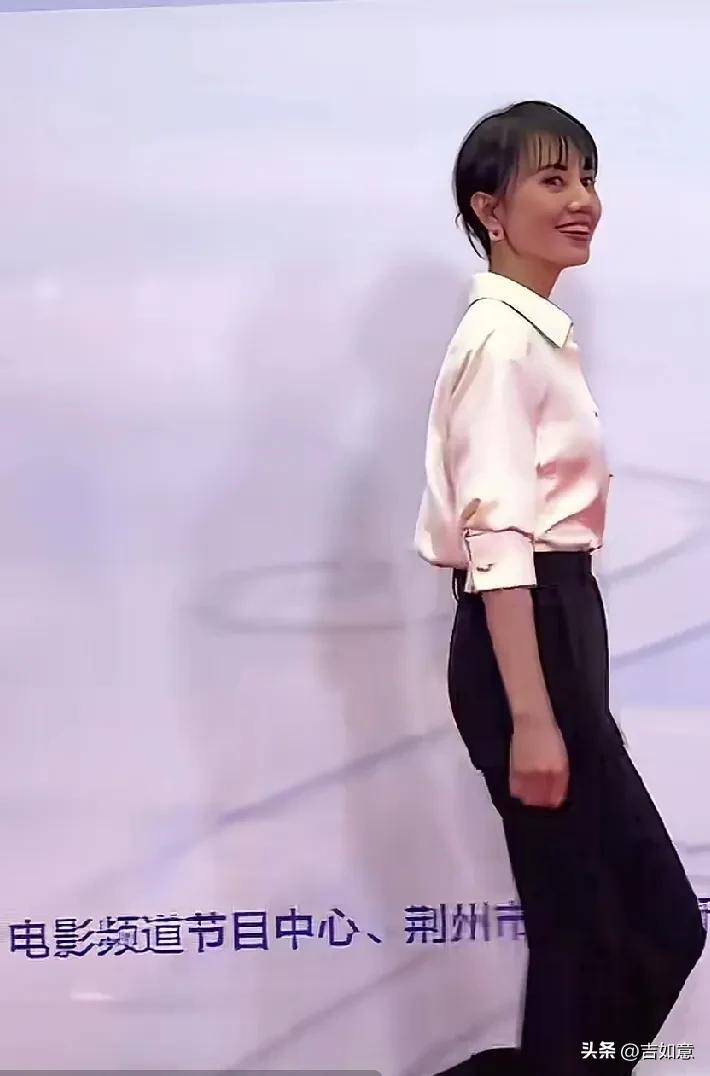 袁泉和吴越参加大型活动的穿搭永远那么得体，真是让人佩服。
在演艺圈，她们是中年女