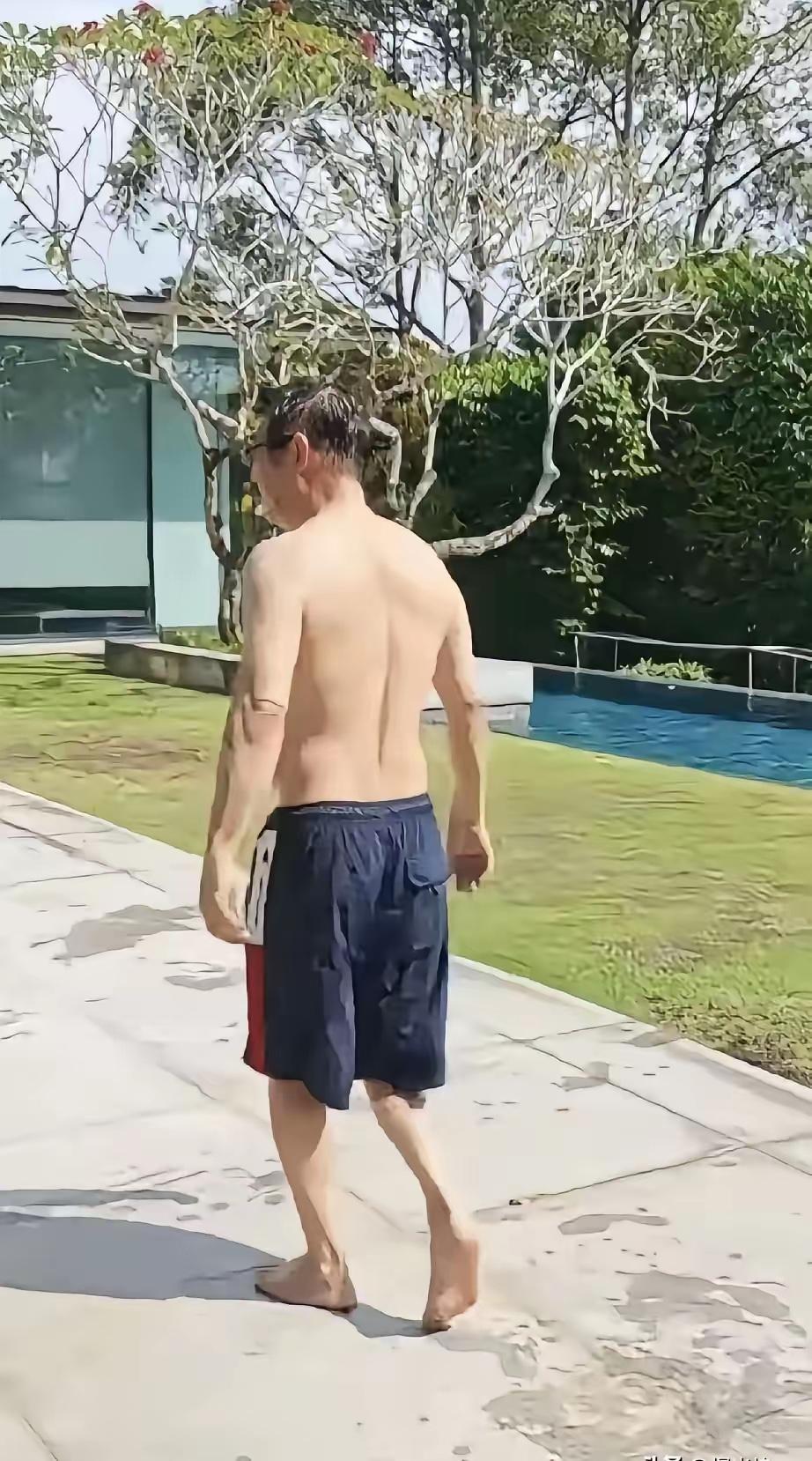 功夫皇帝李连杰从前是全民偶像，道德模范！现在怎么坍塌成这样了？
   从网络上的