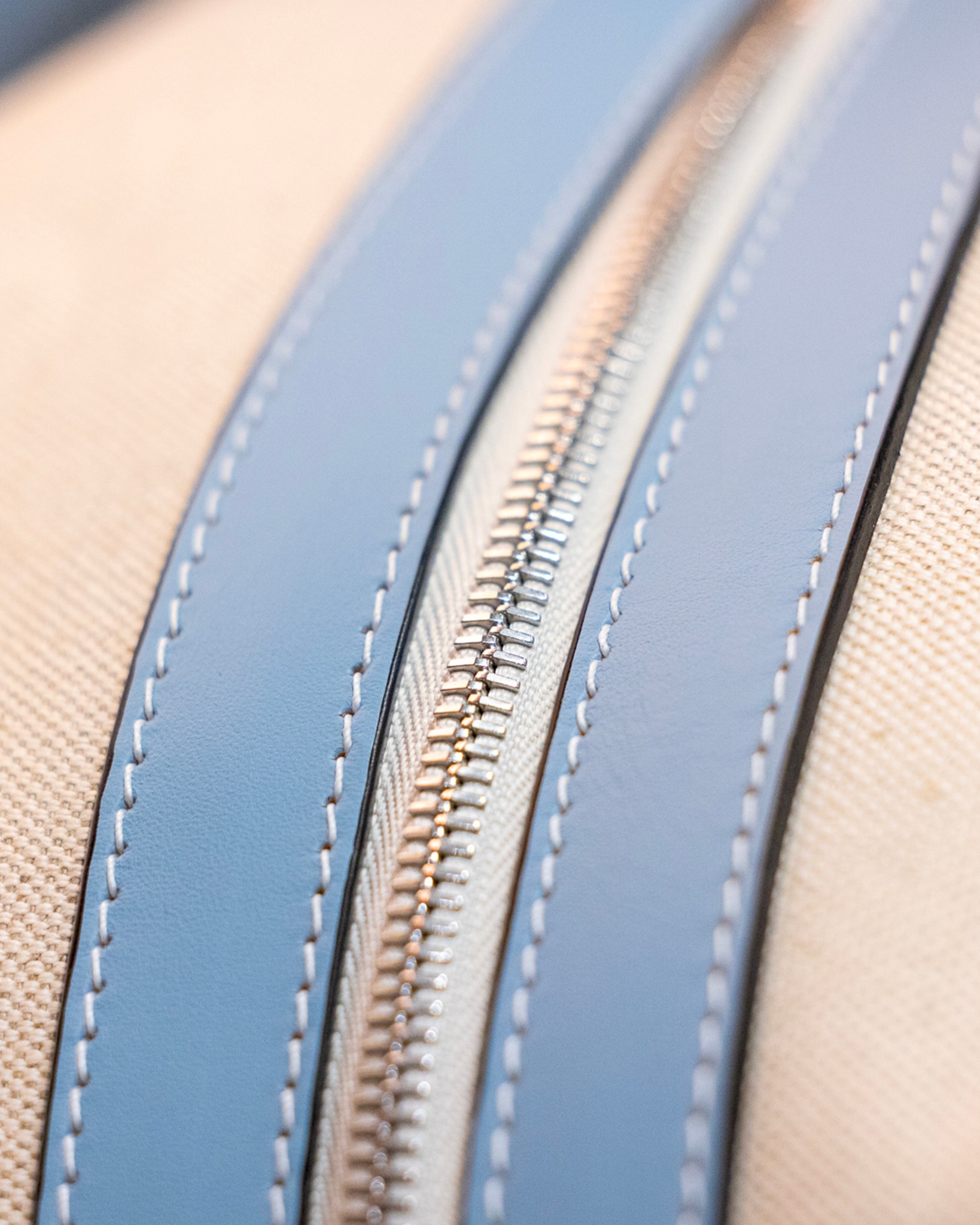 这个阿斯顿马丁包包好看不？ 