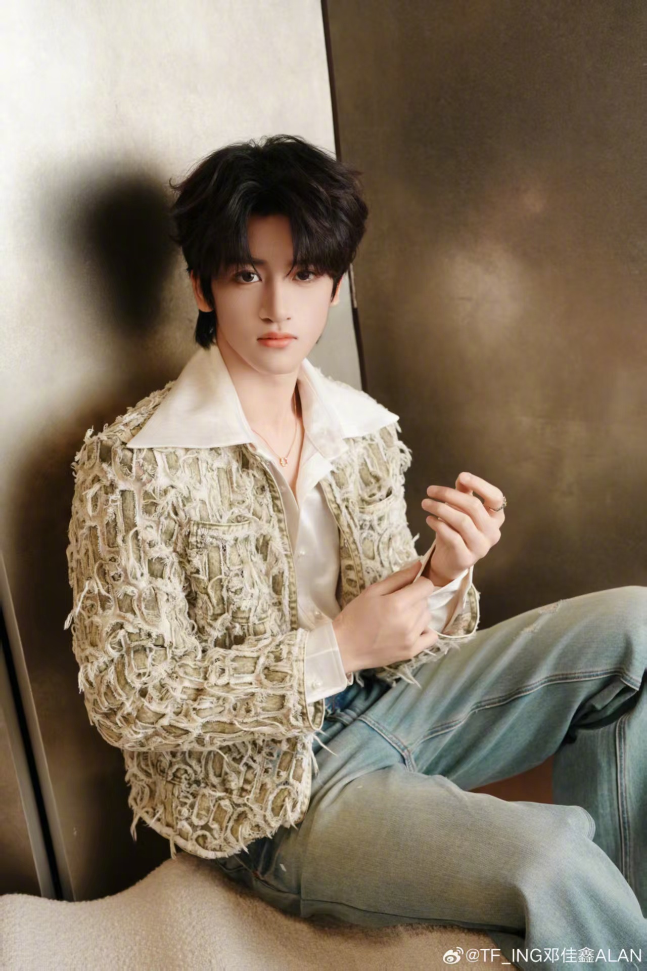 邓佳鑫直播在直播间里，总能遇见温柔的邓佳鑫。轻声聊天，认真唱歌，细节里藏着教养与