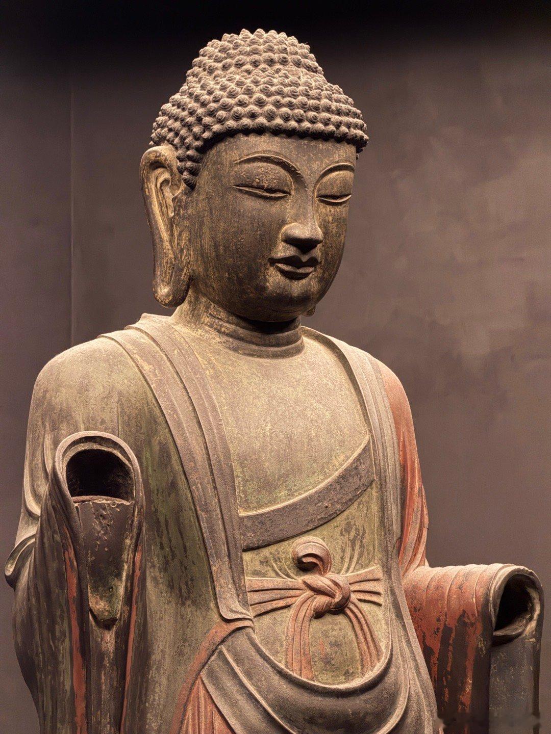 柏栗寺的药师如来，8世纪新罗。韩国国宝，国立庆州博物馆藏。这是8世纪新罗国三大金