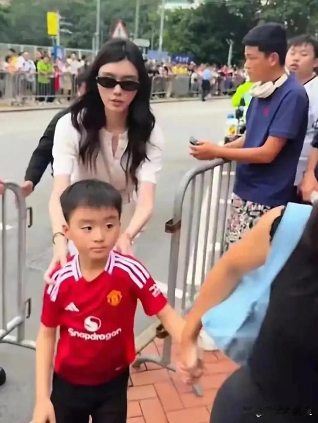 何猷君和奚梦瑶的儿子，长得和奚梦瑶好像啊。 ​​​