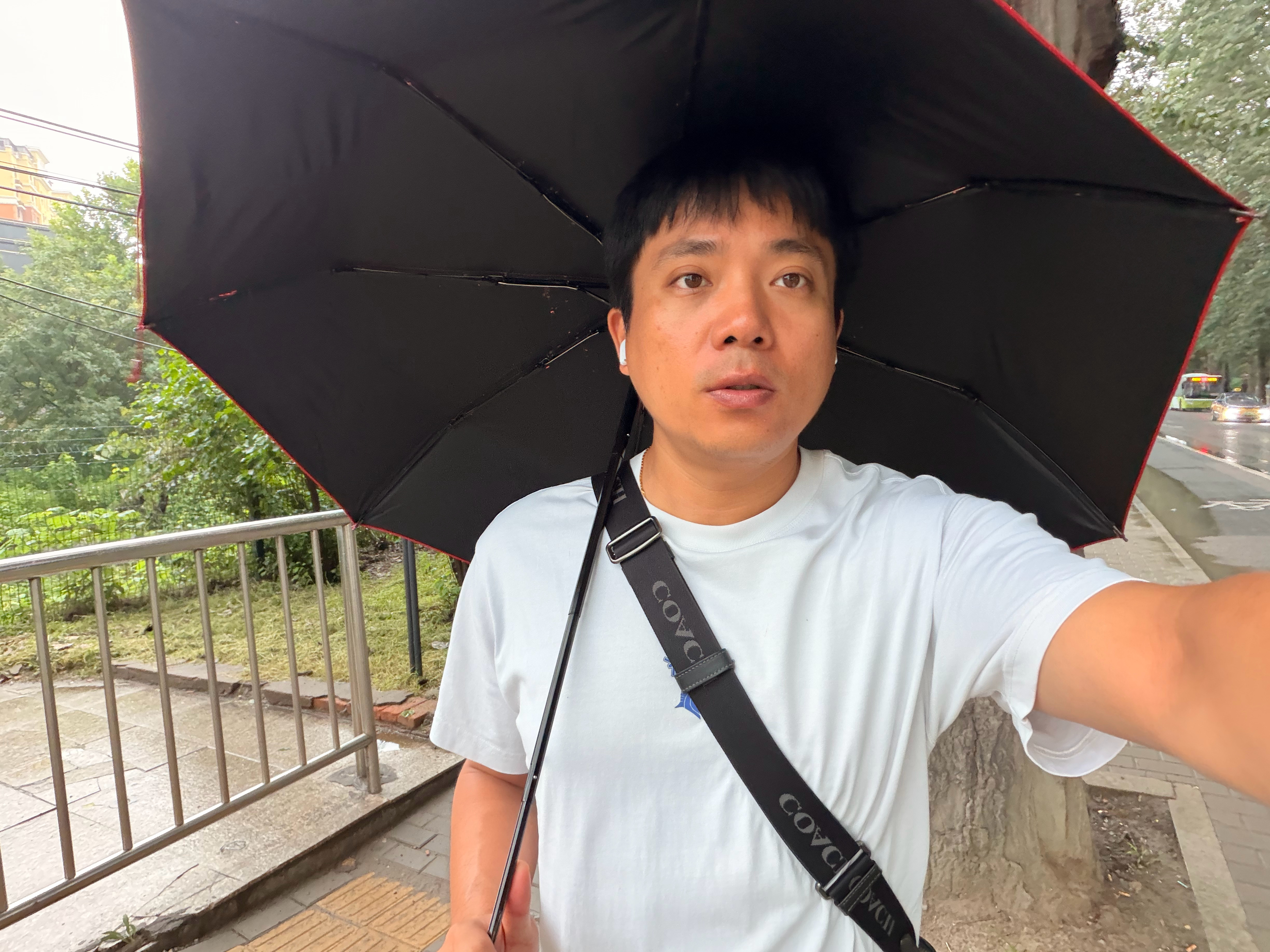 现在雨不大，但是这天气看着有点吓人，希望到了公司在下大北京暴雨