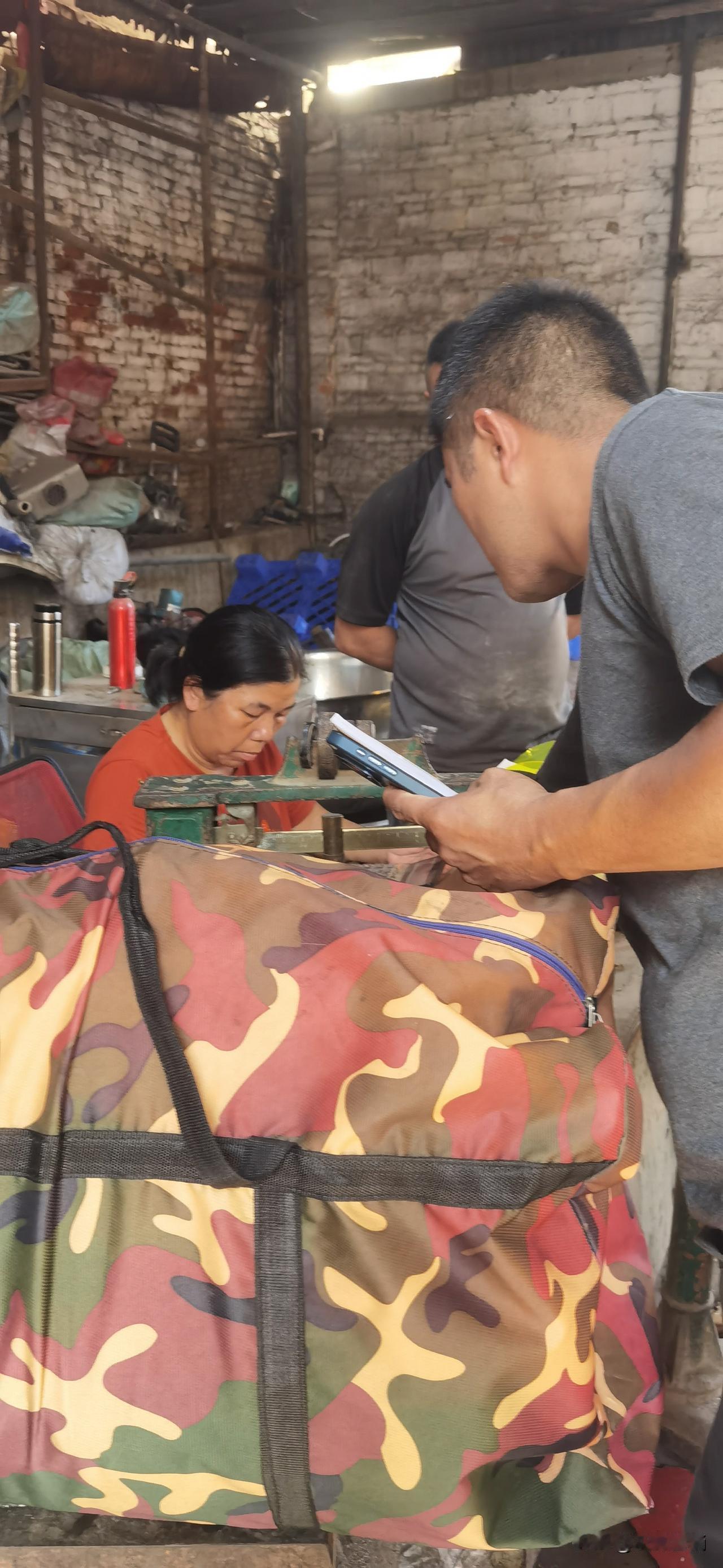 晒图笔记大赛收垃圾还真是一门稳赚不赔的买卖。这个活是个脏活，观察了一下，去卖废品