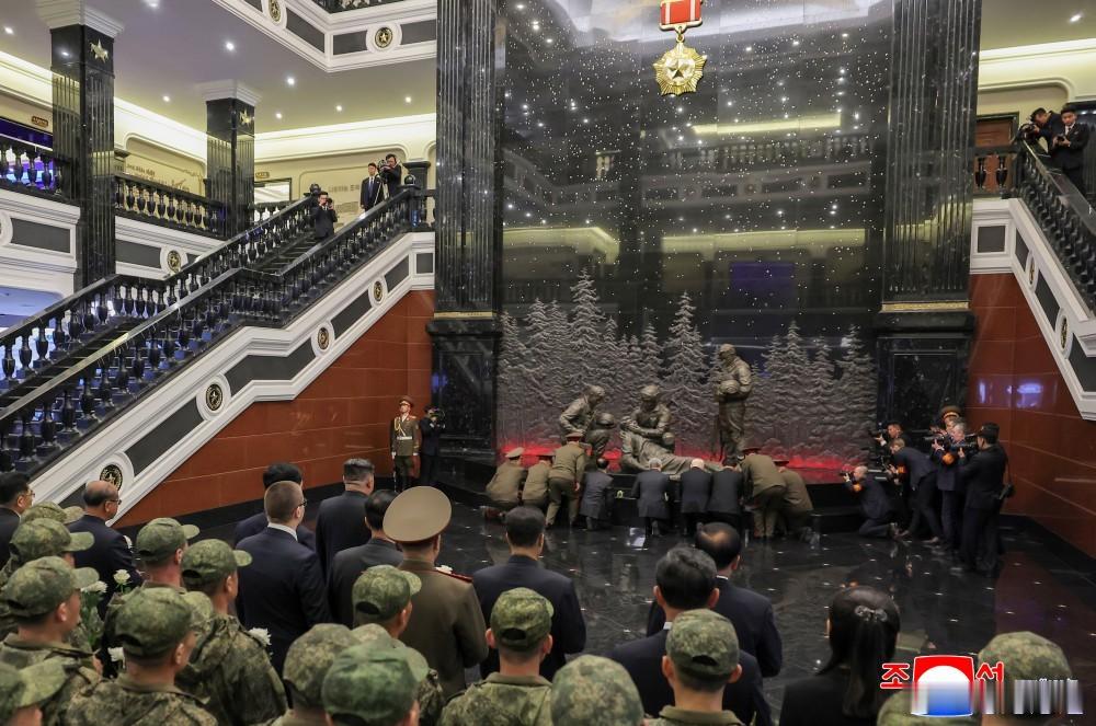 金正恩观看海外作战功勋纪念馆。 