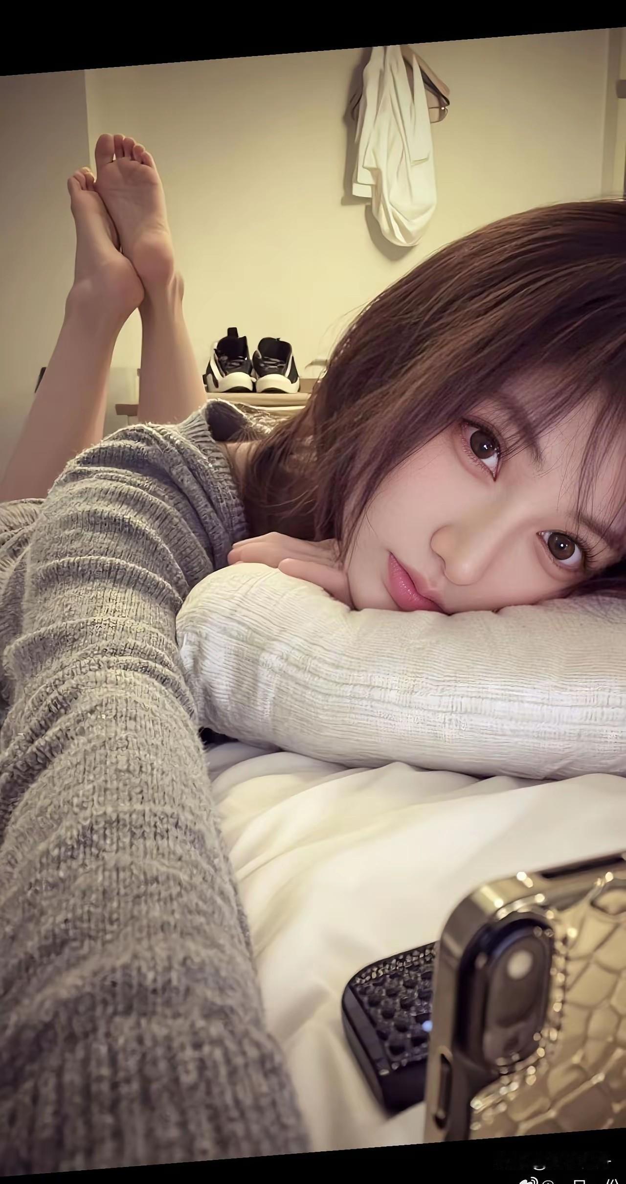 有这么好看的女朋友在家，你还会每天和猪朋狗友吃喝玩乐乐不思蜀吗？
面对朋友这灵魂