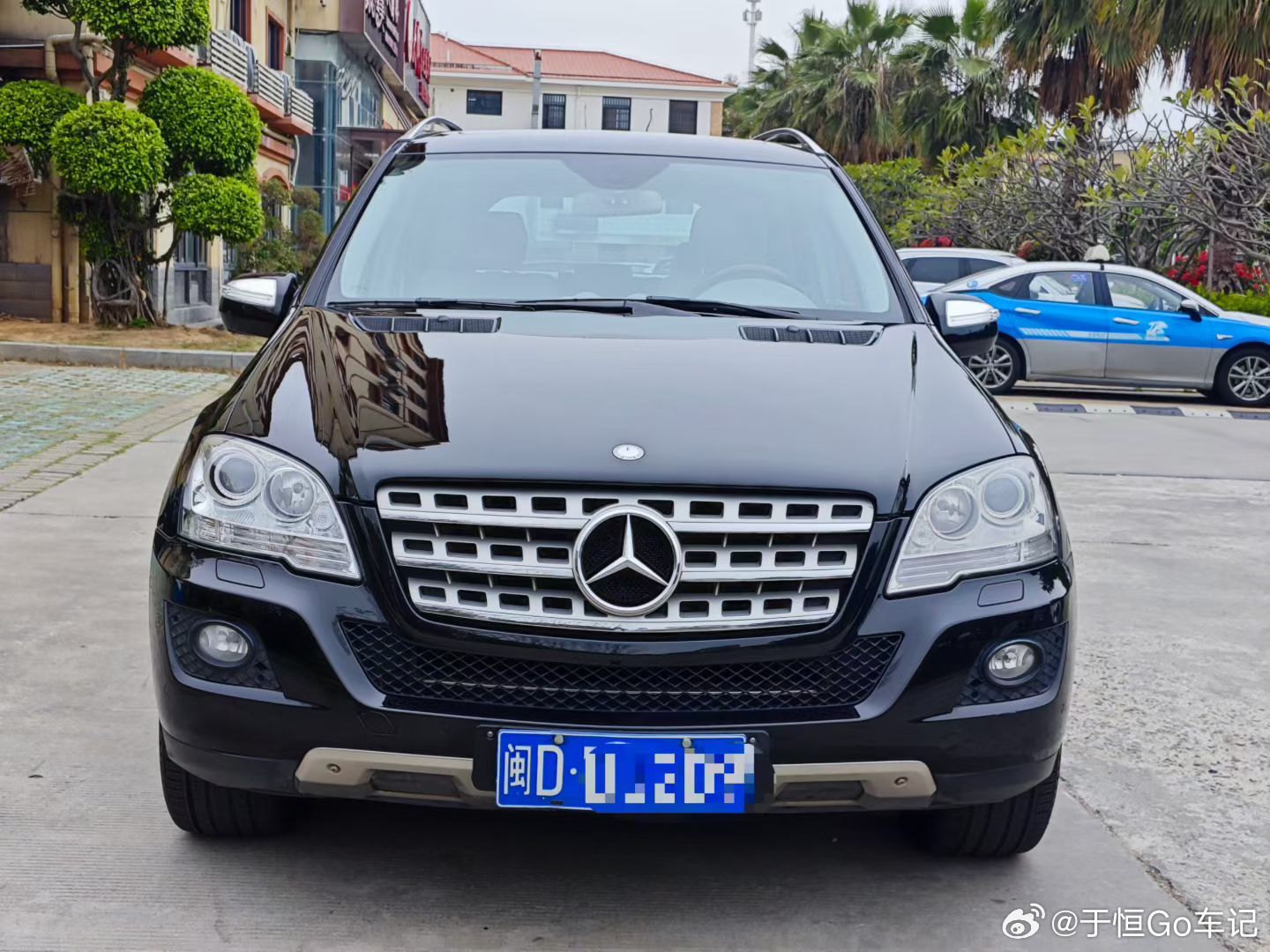 晚上那大哥看的就是这台2009年一手奔驰ML35013万公里实表，车确实新无可挑