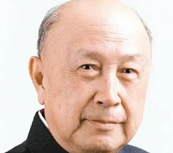 1964年冬夜，钱学森筷子尖悬在鸡肉上方半寸，突然厉喝：“别动！有苦杏仁味！”警