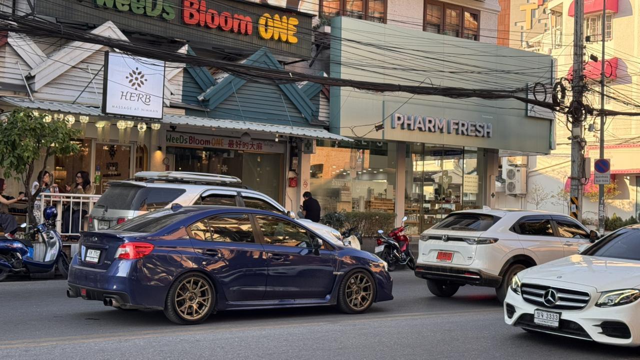 超喜欢这代的WRX
没有STi的大尾翼+自动波
一眼就有种想恋爱的感觉❤️
啊啊