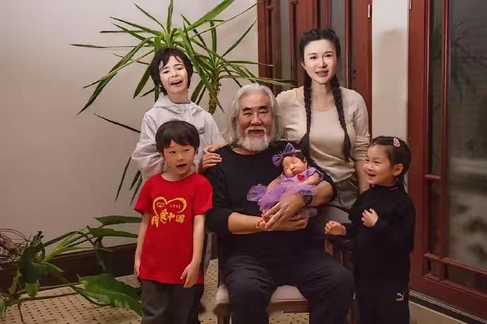 我真的很佩服杜星霖老公74岁孩子才1岁有懂行的女生能告诉我她是在什么心态下拼命生