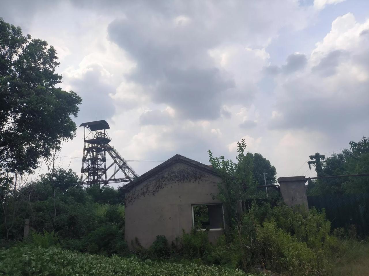 《探秘淮南废弃矿井九龙岗九号井，感受历史的沉淀与新生》
 
在淮南的大地之下，隐