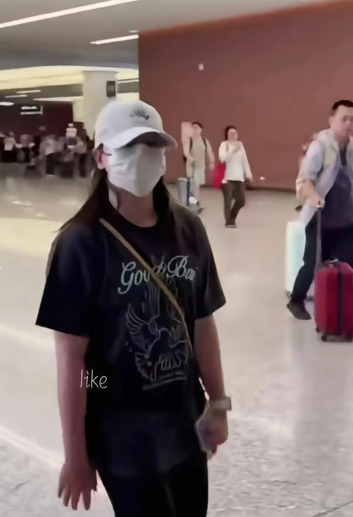 七月中旬的成都机场，全红婵一行人刚出通道，帽子口罩捂得严实，还是被眼尖的粉丝认出